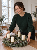 Adventskranz Eukalyptus künstlich mit 4 Kerzen, Ø 40 cm - Ansicht im Wohnraum mit Model