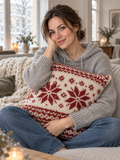 Kissenhülle Norweger-Strick Rot-Wollweiß, 45 x 45 cm - Ansicht im Wohnraum mit Model